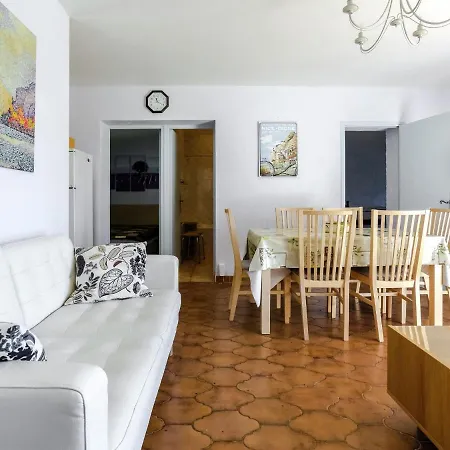 House Nearby The De Castillon *