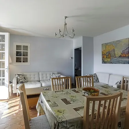 House Nearby The De Castillon *